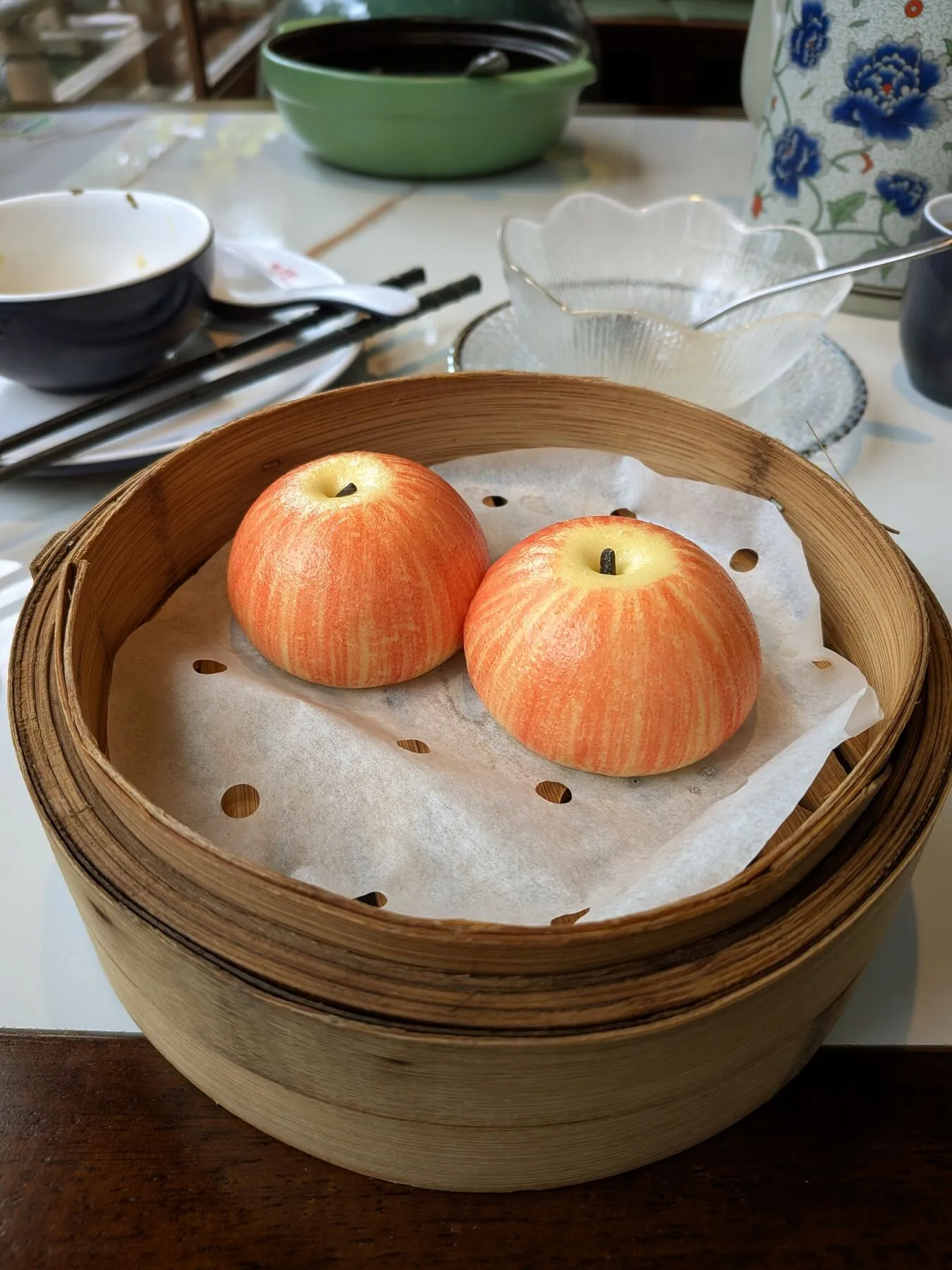 Apple-shaped buns filled with unsweetened jam