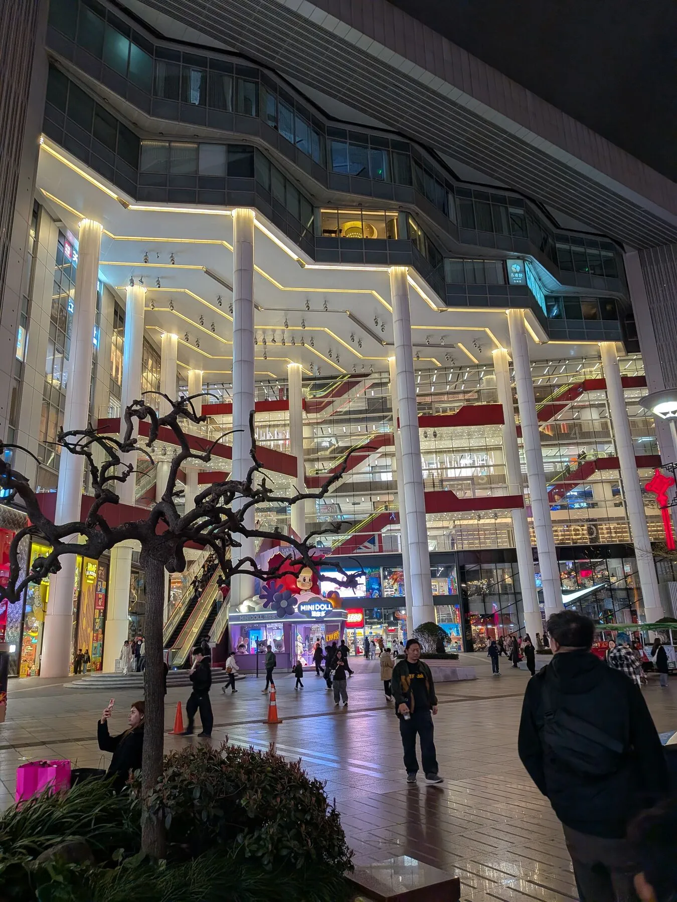 The mall hosting the cantonese restaurant on the 4th floor