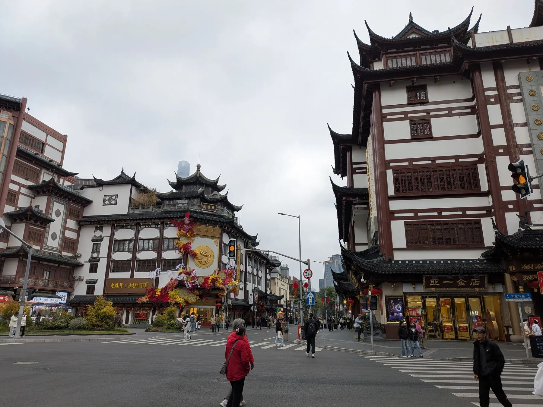 Walking to the Yuyuan Garden